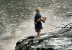 Cartaz nacional de "O Hobbit: A Desolação de Smaug" traz herói em frente a portão - Divulgação