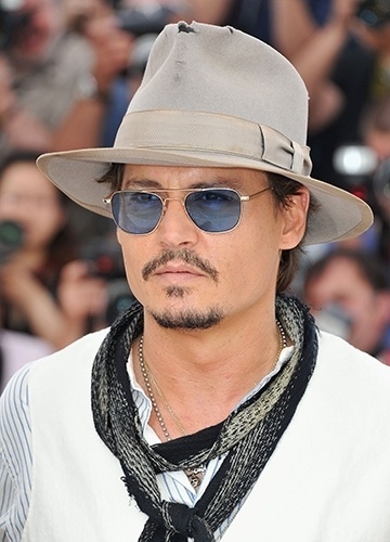 Caso você não seja o ator Johnny Depp, evite usar chapéu fedora muito desgastado. O que nele pode ser estilo, na maioria dos homens vai parecer desleixo mesmo - Getty Images