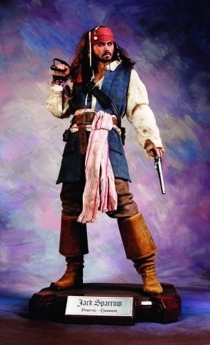 Cinemaquette desenvolveu o boneco do personagem Jack Sparrow, interpretado pelo ator Johnny Deep. A peça, em poliuretano, tem 62 cm de altura. Trata-se de edição limitada com mil unidades. As roupas são de tecido, as botas em couro e as armas de metal. A distribuição é da Piziitoys