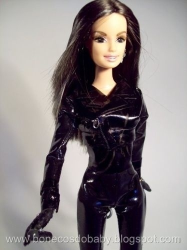 Depois de dois anos e meio com uma Barbie em mãos, Baby diz que percebeu que se tratava do modelo ideal para sua Ivete na versão "mulher-gato" com um macacão feito em vinil