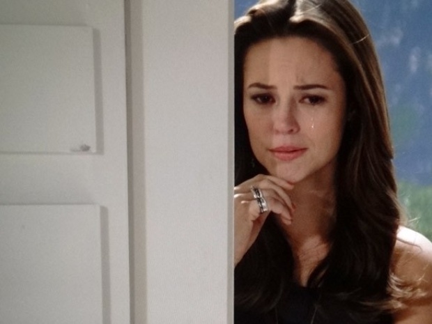 Em "Amor à Vida", Paloma chora ao ver declaração de amor entre Paulinha e Bruno