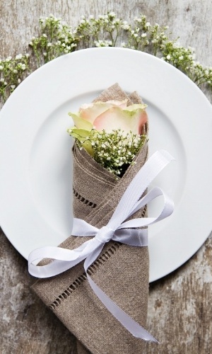 Com porta-guardanapos de linho, enfeitado com flores e laço, as mesas do brunch ou almoço do casamento rústico ficarão uma graça