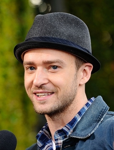 Justin Timberlake é um dos adeptos do chapéu fedora e faz combinação casual e descontraída com jaqueta jeans e camisa xadrez - Getty Images