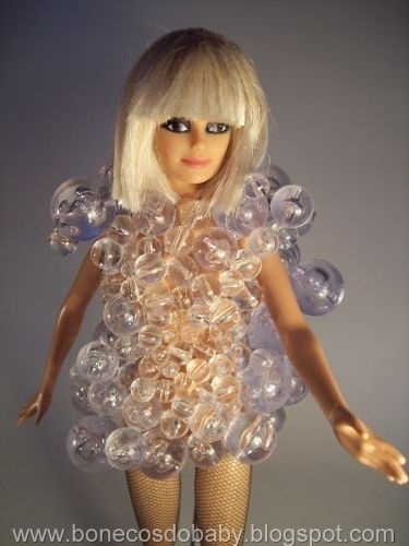 O artista Marcus Baby usa diversos tipos de materiais em suas criações. Para Lady Gaga, bolinhas de acrílico de diferentes tamanhos foram usadas no figurino