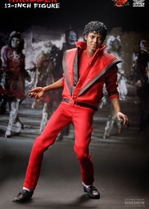 O astro do pop Michael Jackson ganha versão inspirada em seu videoclipe "Thrilller". A cabeça, as mãos e os antebraços podem ser trocados. O boneco, da Hot Toys, é distribuído pela Piziitoys