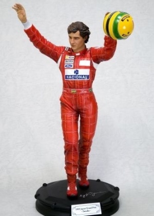O boneco do piloto Ayrton Senna feito em resina de polistone mede 37 cm. Trata-se de edição limitada com 2.500 peças, sendo 700 distribuídas no Brasil. A cena foi inspirada na vitória do Grande Prêmio do Japão, em 1993. A peça foi produzida pela Piziitoys em parceria com a Kotobukiya. Na base da escultura, há a reprodução da assinatura de Senna em relevo