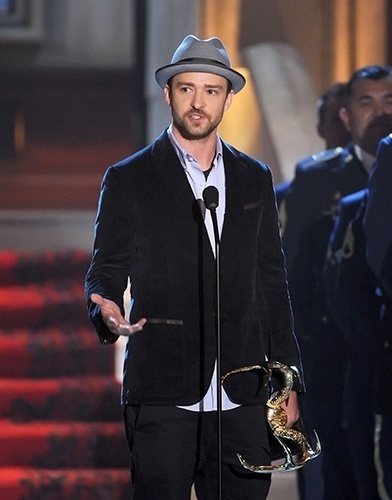 O músico e ator Justin Timberlake é uma das celebridades que adotou o chapéu fedora. Na foto, ele combina o acessório com blazer mais curto e camisa - Getty Images