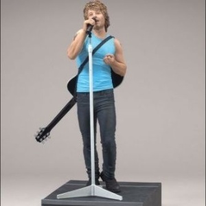 O roqueiro Bon Jovi também ganha a versão de boneco de borracha. A peça Bon Jovi mede 17 cm e é distribuída pela Piziitoys