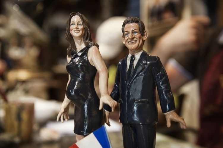 Os bonecos de Carla Bruni grávida ao lado de seu marido, o presidente francês Nicolas Sarkozy, são vistos em uma loja na cidade de Nápoles, na Itália
