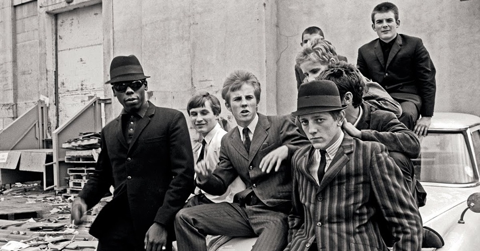 Os "mods" (abreviatura de "moderno" em inglês), movimento surgido no final da década de 1950 entre jovens da classe média baixa inglesa que usavam chapéu fedora, e foi homenageado pelo filme "Quadrophenia", da banda The Who, em 1979 - Divulgação