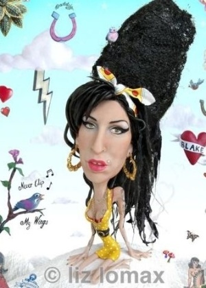Para reproduzir o penteado da cantora Amy Winehouse, Liz Lomax usou esponja que tinha na pia da cozinha