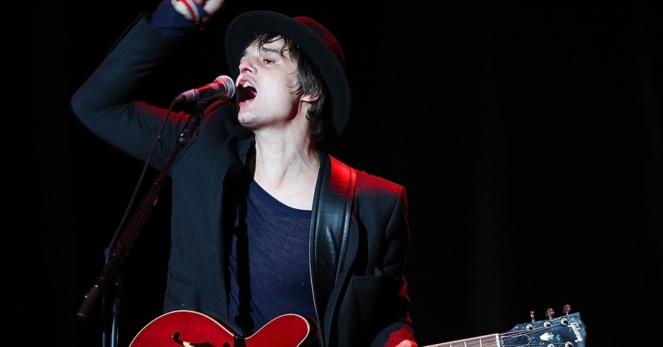 Pete Doherty toca com a banda The Libertines, em 2010, e mostra que o tempo passa, mas o chapéu fedora é um acessório que ele continua usando - Getty Images