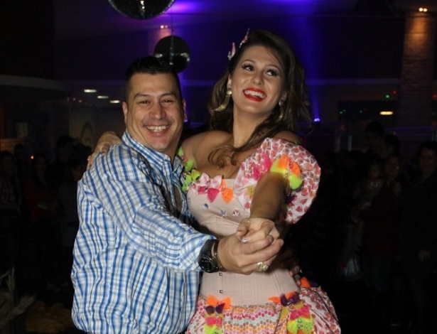 01.jul.2013 - Lívia Andrade, a Suzana de "Carrossel", dança quadrilha com o marido durante sua festa de 30 anos, que teve tema de arraial