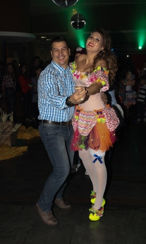 01.jul.2013 - Lívia Andrade, a Suzana de "Carrossel", dança quadrilha com o marido durante sua festa de 30 anos, que teve tema de arraial