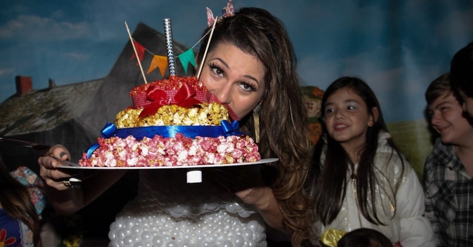 01.jul.2013 - Lívia Andrade, a Suzana de "Carrossel", faz graça com bolo de pipoca feito para a comemoração de seus 30 anos