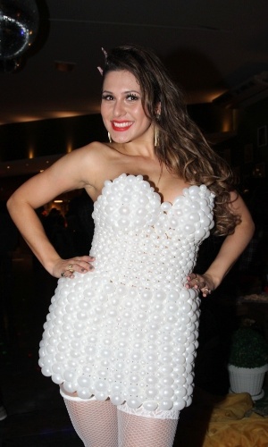 01.jul.2013 - Lívia Andrade, a Suzana de "Carrossel", usa vestido de bexigas para cantar o "Parabéns" em sua festa de aniversário de 30 anos