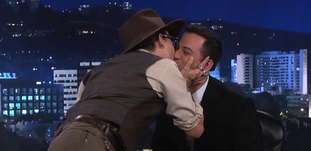 Johnny Depp beija o apresentador Jimmy Kimmel durante entrevista no talk show "Jimmy Kimmel Live"