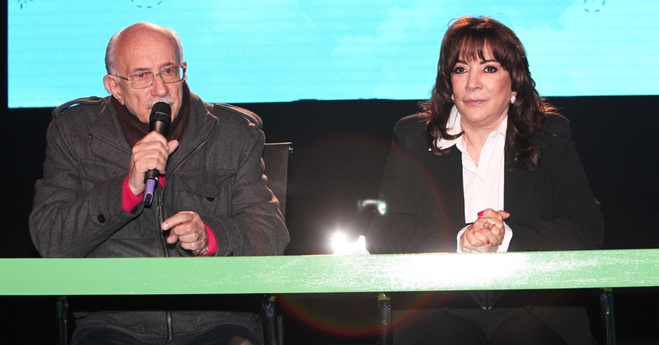 2.jul.2013 - O diretor Reynaldo Boury e a autora Íris Abravanel falam sobre a nova versão de "Chiquititas" durante a apresentação da novela, em São Paulo