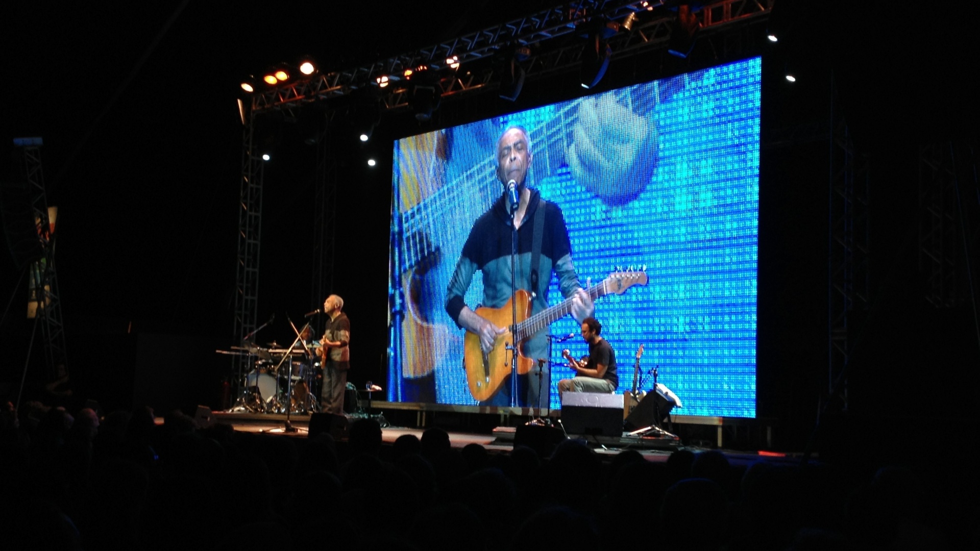 3.jul.2013 - O cantor Gilberto Gil se apresenta na primeira noite de eventos da Flip 2013 - Mirella Nascimento/UOL