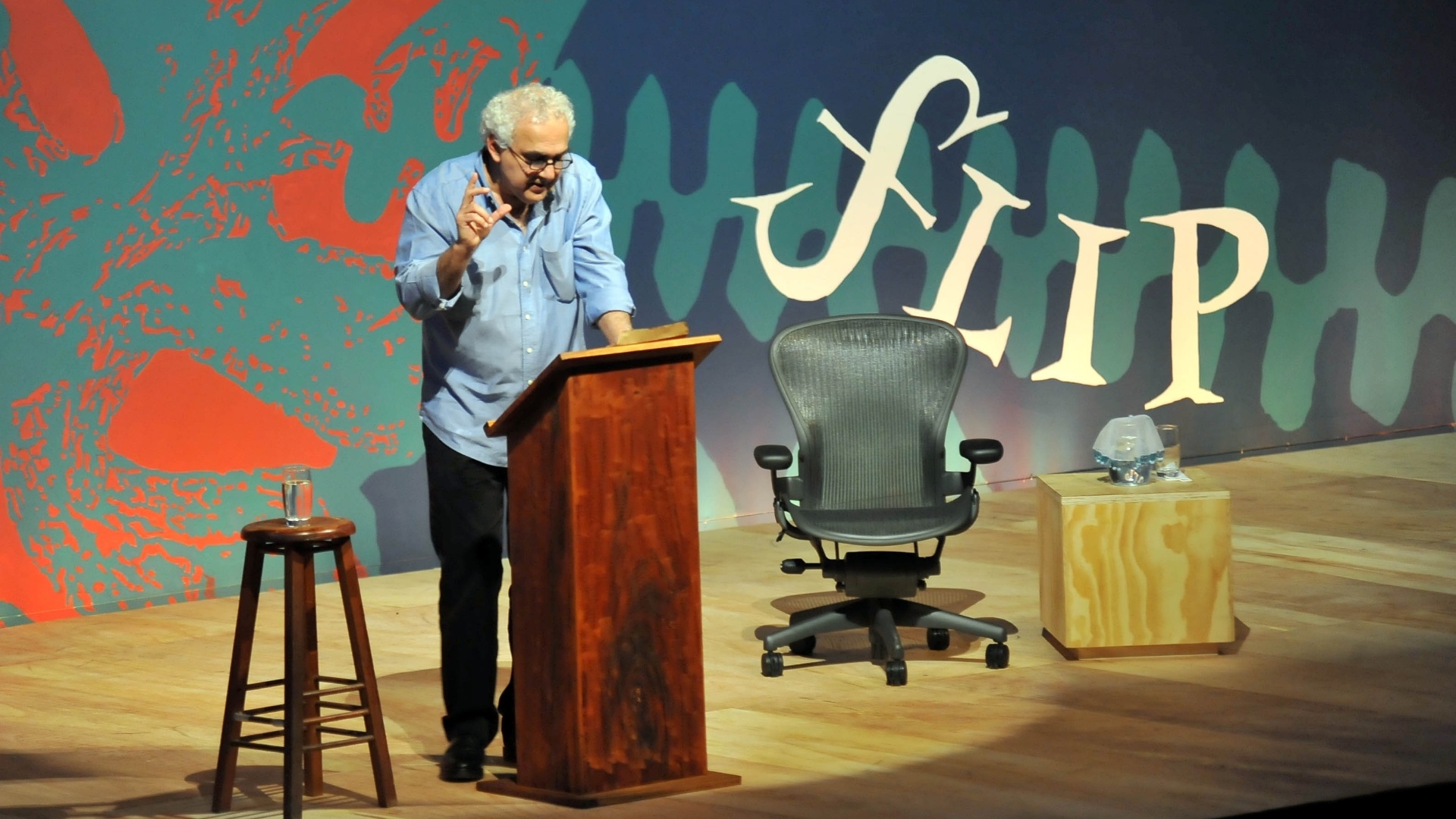 3.jul.2013 - O escritor Milton Hatoum fala sobre Graciliano Ramos durante evento de abertura da Flip 2013 - Luiz Roberto Lima / Estadão Conteúdo