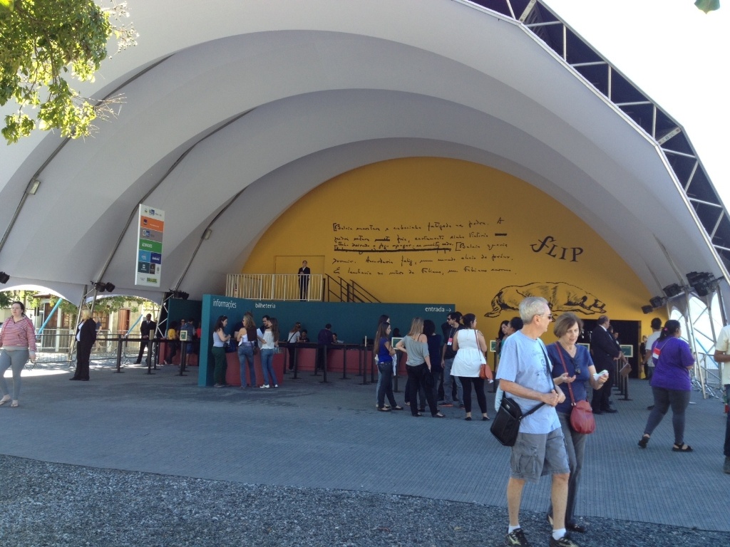 3.jul.2013 - Tenda da Flip 2013 - Mirella Nascimento/UOL