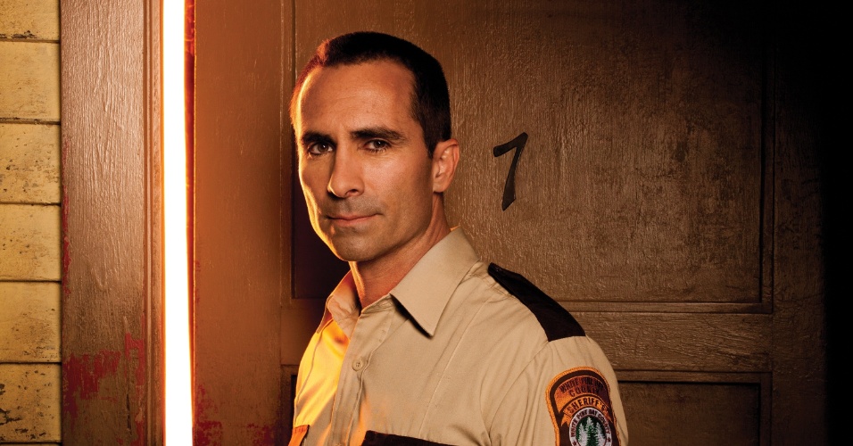 Em "Bates Motel", Alex Romero (Nestor Carbonell) é o xerife da polícia local