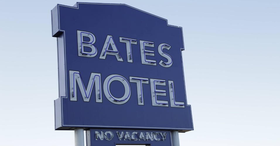 Fachada do motel que dá nome à série "Bates Motel". A placa é colocada por Norma (Vera Farmiga) no primeiro episódio