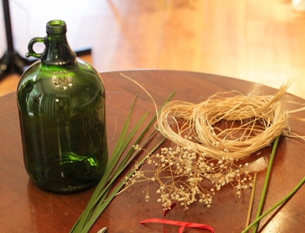 passo a passo jardinagem - arranjos em garrafas - Fernando Donasci/ UOL