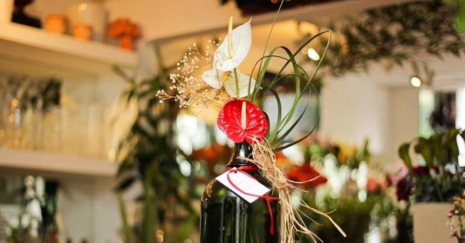 passo a passo jardinagem - arranjos em garrafas - Fernando Donasci/ UOL