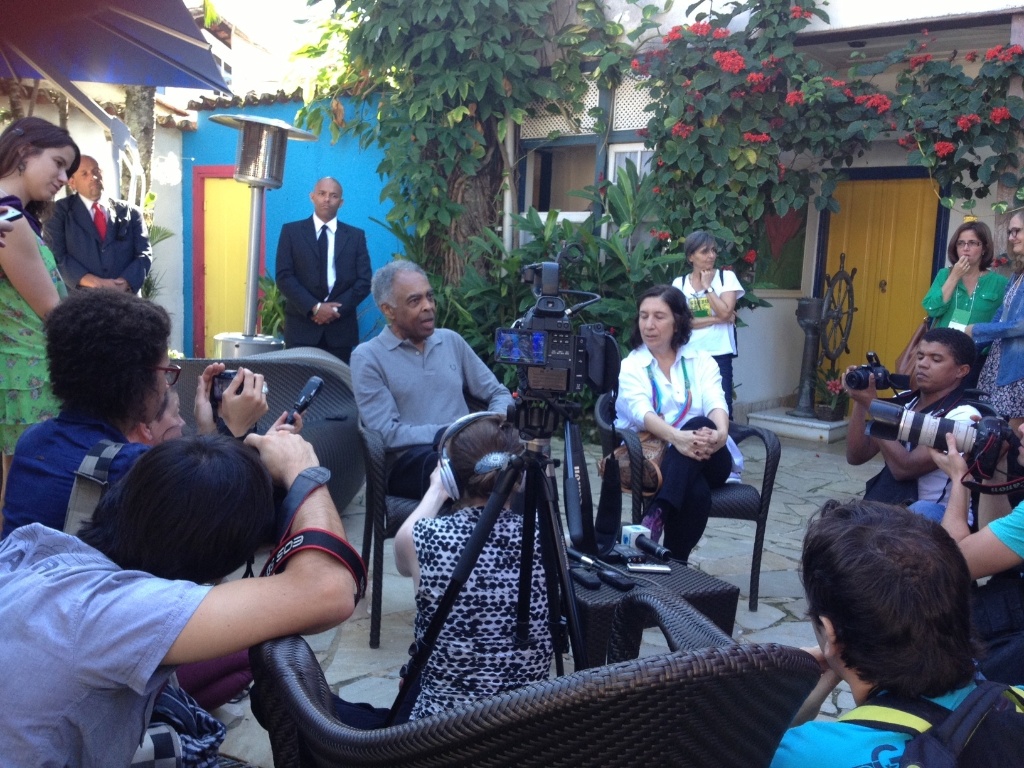 04.jul.2013 - O cantor Gilberto Gil durante conversa com jornalistas sobre o lançamento do livro "Gilberto bem perto", escrito em parceria com Regina Zappa. O cantor também elogiou a a aprovação da PL 129/12, que altera as regras para cobrança de direitos autorais, aprovada na quarta-feira no Senado. - Mirella Nascimento/UOL