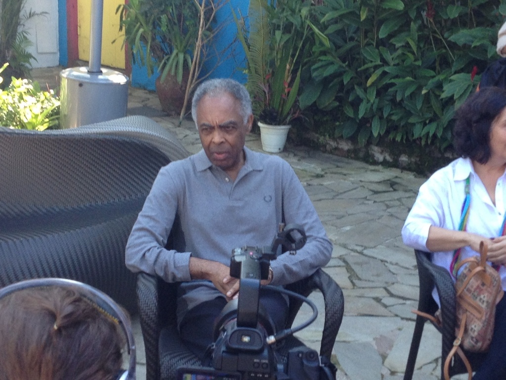 04.jul.2013 - O cantor Gilberto Gil durante conversa com jornalistas sobre o lançamento do livro "Gilberto bem perto", escrito em parceria com Regina Zappa. O cantor também elogiou a a aprovação da PL 129/12, que altera as regras para cobrança de direitos autorais, aprovada na quarta-feira no Senado. - Mirella Nascimento/UOL