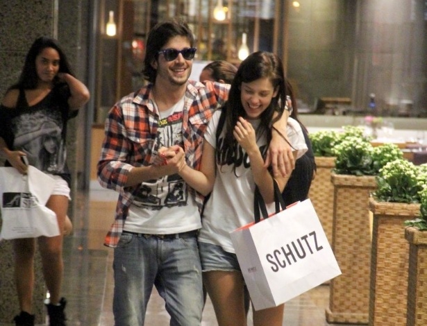 04.jul.2013 - Fiuk e Sophia Abrahão namoram em shopping no Rio