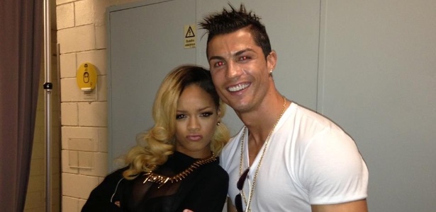 4.jul.2013 - Rihanna recebe Cristiano Ronaldo em seu camarim após show em Lisboa
