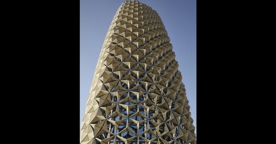 As torres gêmeas Al Bahr de 25 andares, nos Emirados Árabes Unidos, foram projetadas por Aedas Ltd. Cada torre vai acomodar entre 1.000 e 1.100 funcionários  (Imagem da BBC, usar apenas no respectivo material) - Aedas Ltd/ BBC