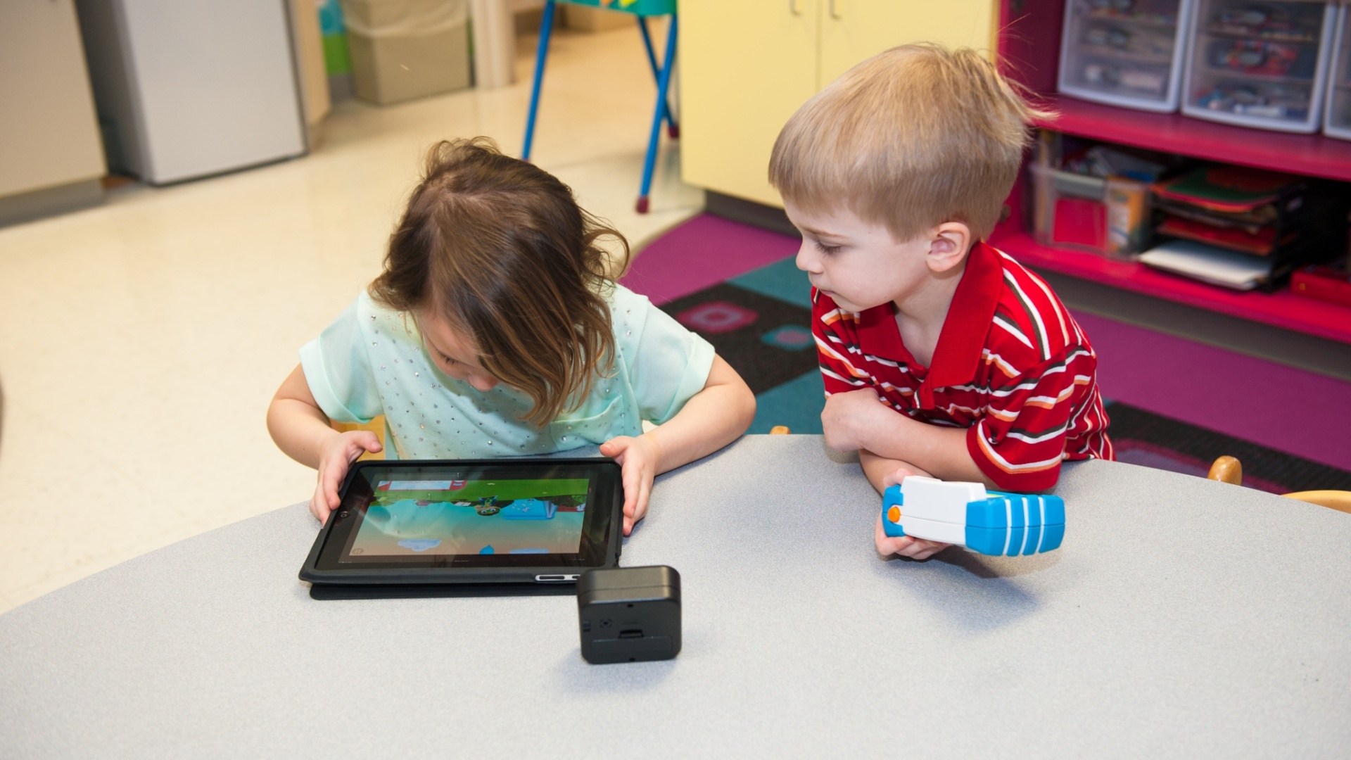 crianças brincam com ipad no Play lab - Divulgação Fisher-Price