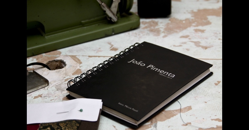 Detalhe de agenda no ateliê do estilista - Haroldo Saboia/UOL