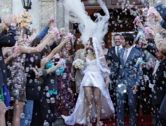 Em "Malhação", com direito a bolha de sabão, Bruno e Fatinha finalmente se casam