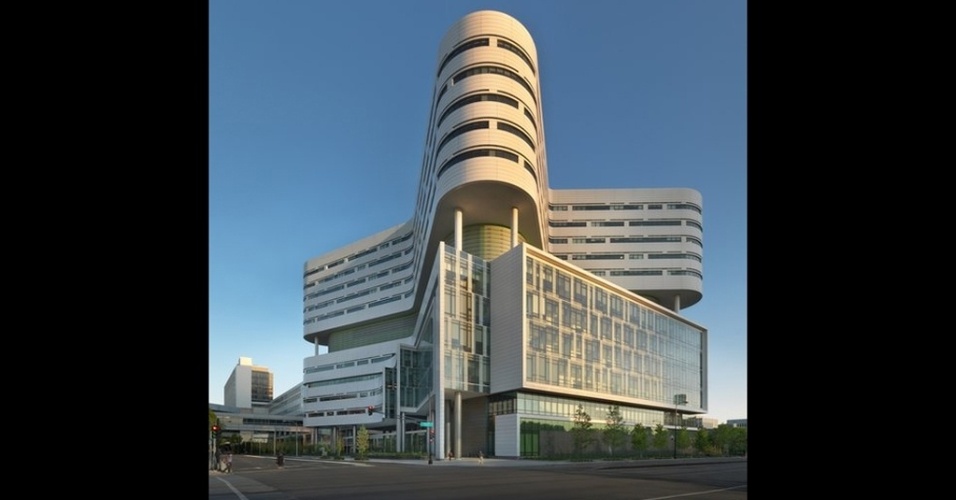 Localizado em Chicago, nos Estados Unidos, o novo hospital do Centro Médico da Universidade Rush, projetado por Perkins and Will, é um centro de pesquisa clínica  (Imagem da BBC, usar apenas no respectivo material) - James Steinkamp Photography/ BBC