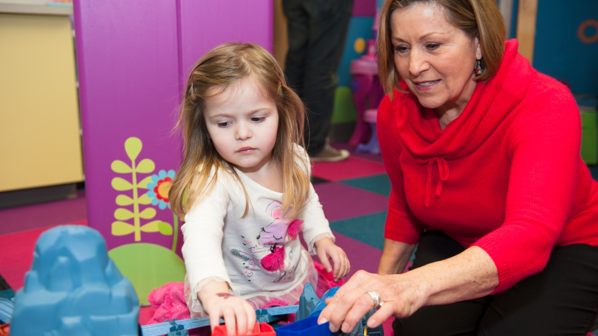 Mara brinca com Kathleen - Divulgação Fisher-Price