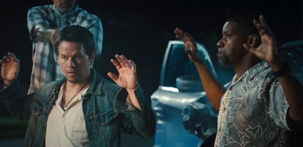 Mark Wahlberg e Denzel Washington em cena de "Dose Dupla" - Reprodução