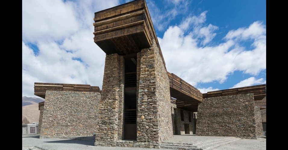 O Centro de Visitantes Janamani, um mosteiro projetado por Teamminus, é formado por um edifício quadrado com um pátio no centro, cercado por 11 plataformas de observação. A praça central tem um layout típico do Tibete  (Imagem da BBC, usar apenas no respectivo material) - Teamminus/ BBC