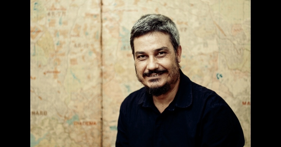 O estilista João Pimenta em seu ateliê - Haroldo Saboia/UOL