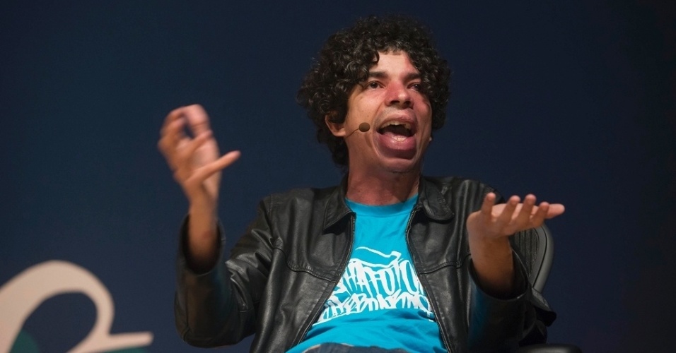 4.jul.2013 - Pablo Capilé, coordenador da rede Fora do Eixo e do coletivo de jornalistas NINJA, na mesa "Narrara a rua", na Flip - Walter Craveiro/Divulgação
