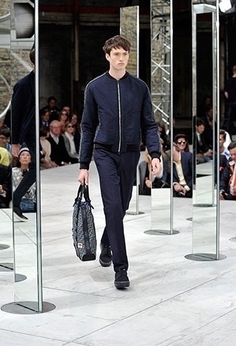 A marca americana Rag&Bone desfila coleção masculina em Londres e mostra que roupas com desenhos mais simples, como a jaqueta, podem sair da monotonia por meio de texturas e aplicações diferenciadas - Getty Images