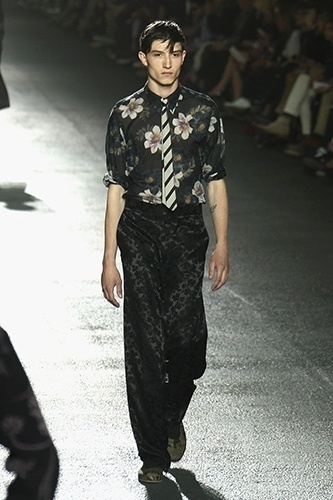 A marca do estilista belga Dries Van Noten apresenta sua coleção de Primavera/Verão 2014 em Paris, com a tendência em alta que são camisas floridas e calças mais largas - Getty Images