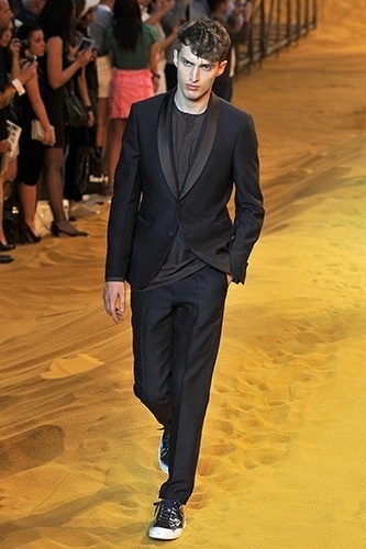 A marca italiana Fendi apresenta coleção Primavera/Verão 2014 em Milão, apostando em costume preto, com paletó com gola xale, próprio do "smoking" (traje de gala masculino) usado com camiseta e tênis - Getty Images