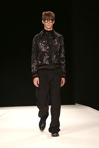 A Topman, marca inglesa de roupas acessíveis que inaugurou sua primeira loja no Brasil em 2012, apresentou coleção com peças estampadas com flores e calças mais largas, tendência forte apresentada nos lançamentos masculinos para a Primavera/Verão 2014 na Europa - Getty Images