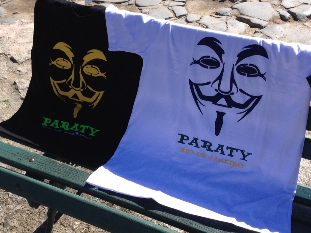 6.jul.2013 - Camisetas com a imagem de "V de Vingança" são expostas durante manifestação em Paraty - Mirella Nascimento/UOL