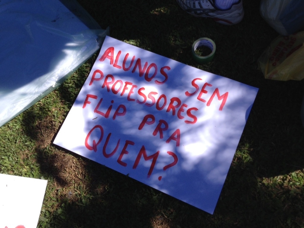 6.jul.2013 - Flip é alvo de protesto em Paraty - Mirella Nascimento/UOL