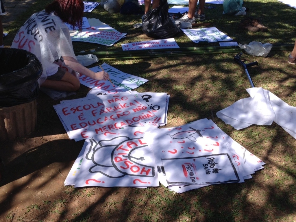 6.jul.2013 - Manifestantes pedem melhorias na saúde e educação de Paraty durante a Flip - Mirella Nascimento/UOL